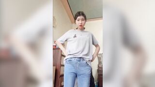 Quay video nhảy mà nó lạ lắm, còn gắn thêm cả video đầy tiếng rên