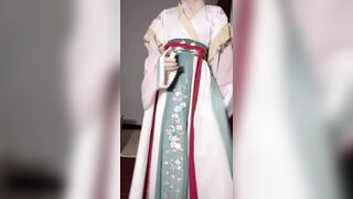Mặc áo cổ trang thủ dâm