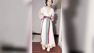 Mặc áo cổ trang thủ dâm