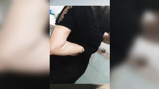 Quay lén bà thím chủ phòng trọ tắm