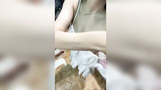 em học sinh lớp 12 thử váy trước mặt bố dượng