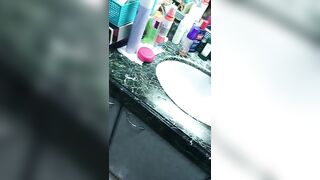 em xinh viên dâm đãng bú cu cho người yêu trong nhà tắm