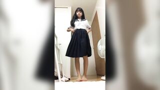Em học sinh mới đi học về đã show hàng