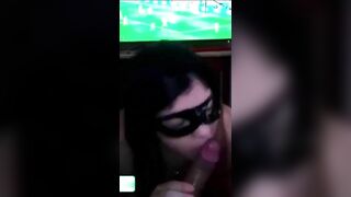 Rủ em chủ nhà ko ngủ được cùng xem đá bóng nào ngờ em mò rồi bú luôn cu anh