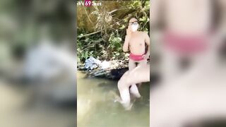 Đưa em ra bờ suối chơi mà nước lạnh quá