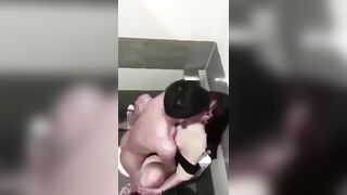Đôi trẻ Việt lén lút địt nhau trong toilet