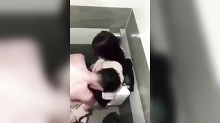 Đôi trẻ Việt lén lút địt nhau trong toilet