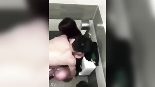 Đôi trẻ Việt lén lút địt nhau trong toilet