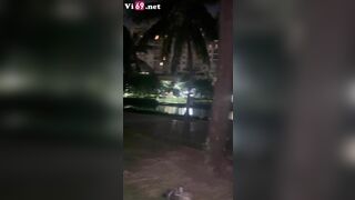 Clip Sex Giữa công viên mà em gái xinh cởi quần anh ra bú mút