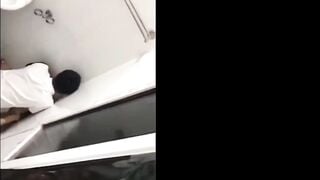 Rượu vào làm liều,bị ép bú cu thằng bạn còn bị trai lạ hấp dâm tê lồn ở WC công cộng