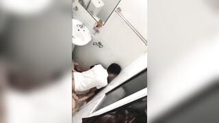 Rượu vào làm liều,bị ép bú cu thằng bạn còn bị trai lạ hấp dâm tê lồn ở WC công cộng