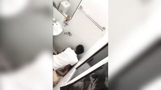 Rượu vào làm liều,bị ép bú cu thằng bạn còn bị trai lạ hấp dâm tê lồn ở WC công cộng
