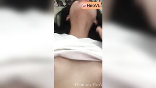 Nhỏ em họ dâm đãng bị chịch sướng tới mức mắt trợn lè cả lưỡi ra mà rên