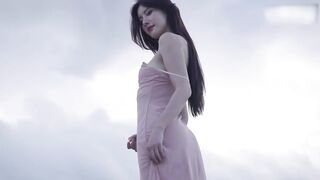 public trên nóc nhà cho mọi người chiêm ngưỡng cơ thể đẹp đẽ của ẻm.