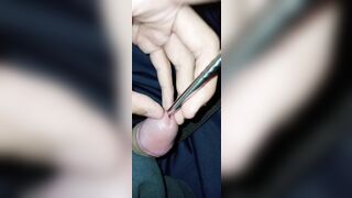 Bn nung lấy đũa nhét vào đầu cac