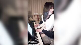 khốn nạn gái xinh thuê gia sư về dạy học đánh đàn thì bị gia sư địt tung lồn