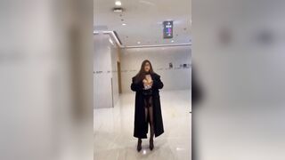 em gái nghiện BDSM thích khỏa thân nơi công cộng 1.