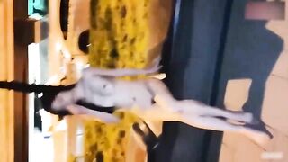 em gái nghiện BDSM thích khỏa thân nơi công cộng 16.