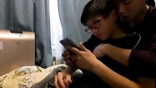 Sục cu em trai đeo kính