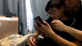 Sục cu em trai đeo kính