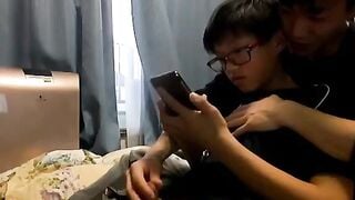 Sục cu em trai đeo kính