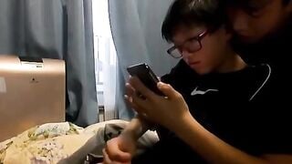 Sục cu em trai đeo kính