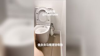 Con đĩ dâm đãng thềm cặc chủ nhân liếm hết nước đái của chủ nhân trog bồn cầu