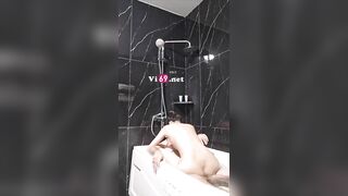 ÔNG CHÚ U60 ĐỊT NHAU VỚI CON BÉ 2K9 TRONG NHÀ TẮM