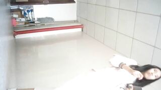 Quay lén nhà vệ sinh phát hiện em học sinh móc lồn thủ dâm kích thích