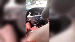 Vừa lái xe vừa sờ cái lồn múp dâm đãng