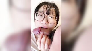 Em học sinh đeo kinh bú mút con cặc dâm đãng bắn tinh đầy mồm kích thích