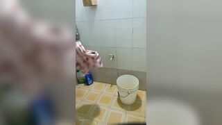 Quay lén em teen hàng xóm dáng ngon tắm