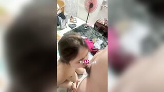 Clip Sex Hàng to hơn cổ tay em cho vô miệng mút