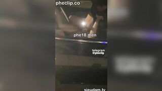 Đỗ xe thì thấy cảnh vk ck nhà người ta đang địt nhau trên xe ô tô nên tiện quay luôn