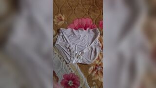 Trộm quần lót em họ vừa mới thay về thủ dâm ????