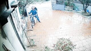 Chồng đưa vợ đi chữa hiến muộn