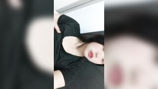 bé học sinh lớp 11 vú to tập tành khoe vú
