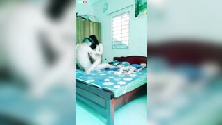 Chồng nứng cặc địt vợ mạnh bạo cực sung (Full Clip)