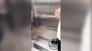 HỮU DUYÊN BÚ LỒN EM TRONG THANG MÁY SÉT ĐÁNH CŨNG KHÔNG NHẢ