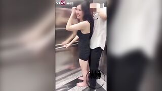 HỮU DUYÊN BÚ LỒN EM TRONG THANG MÁY SÉT ĐÁNH CŨNG KHÔNG NHẢ