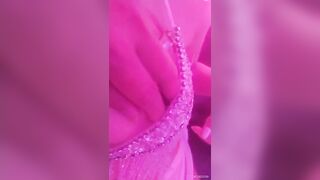 Móc lồn bóp vú check hàng em nhân viên quán hát
