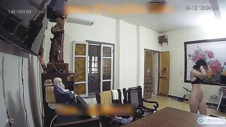 Hack cam phát hiện em dâm nữ kính cận lồn rậm lông nude thay đồ trong phòng khách