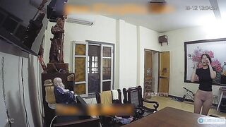 Hack cam phát hiện em dâm nữ kính cận lồn rậm lông nude thay đồ trong phòng khách