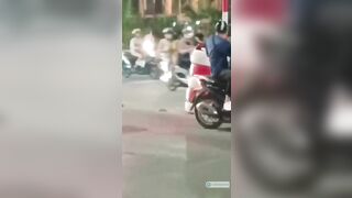 Em gái Việt xinh ngáo đá trần truồng không mặc quần áo đi ngoài đường
