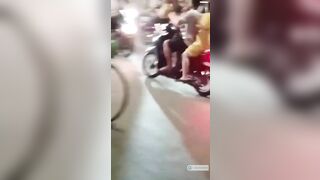 Em gái Việt xinh ngáo đá trần truồng không mặc quần áo đi ngoài đường