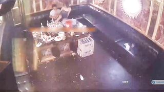 Hack cam quán hát,ông chú hồi xuân trốn vợ đi hát địt luôn e nv trẻ trog phòng hát p2
