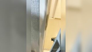 Dâm nữ cosplay cô thư kí dâm đãng mở toang cửa phòng ngồi trc cửa quay vid móc lồn