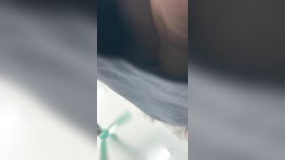 Quay lén dưới váy cô bán hàng