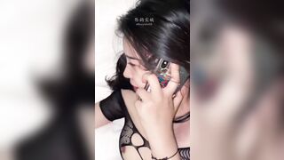 Vừa nghe điện thoại vừa địt nhau bắn tinh đầy mặt dâm đãng kích thích