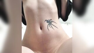 Xăm con nhện dâm loạn đầy khiêu khích